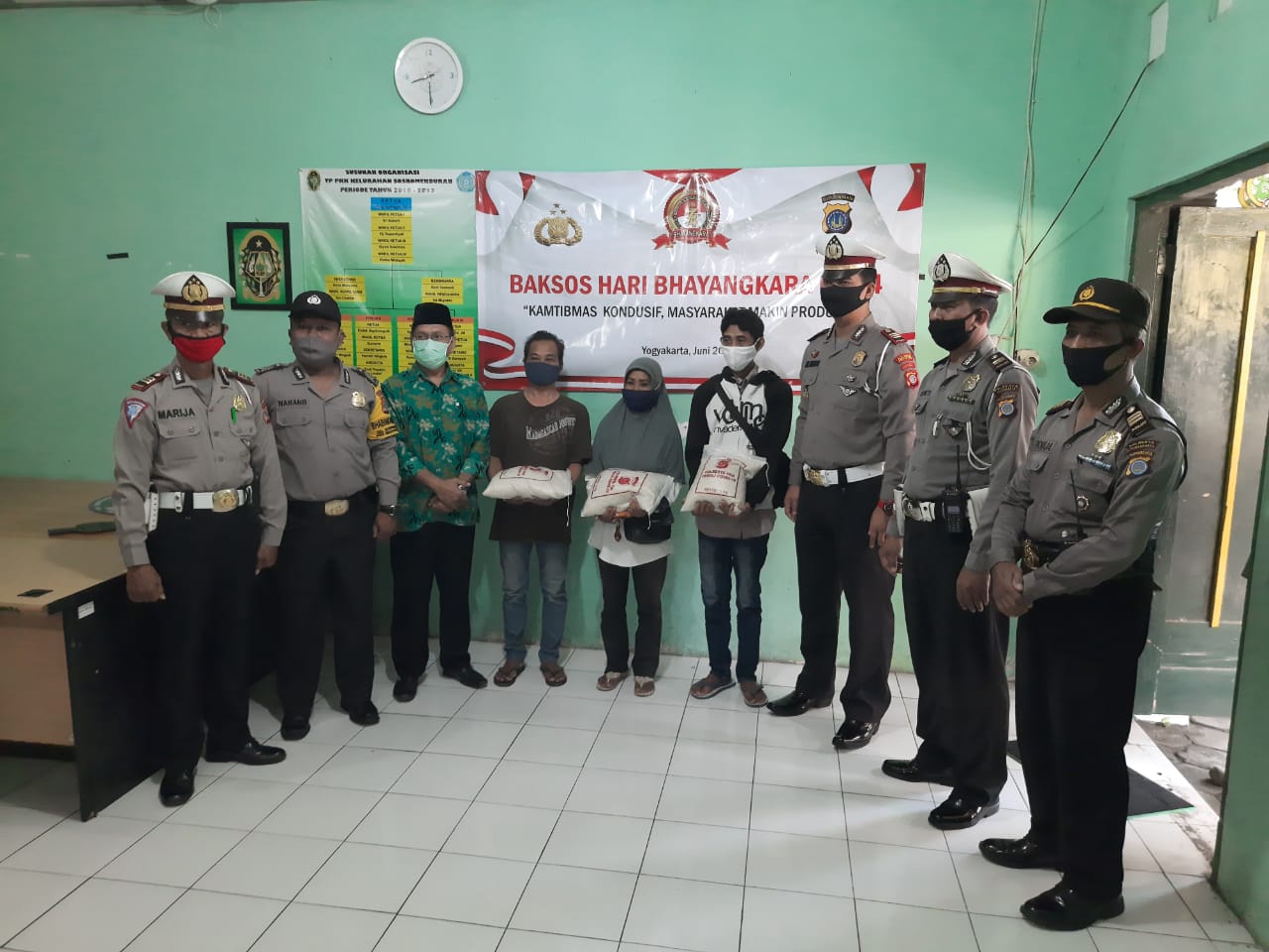 Polresta Yogyakarta Berikan 275 Paket Sembako Untuk Warga Kecamatan Gedongtengen